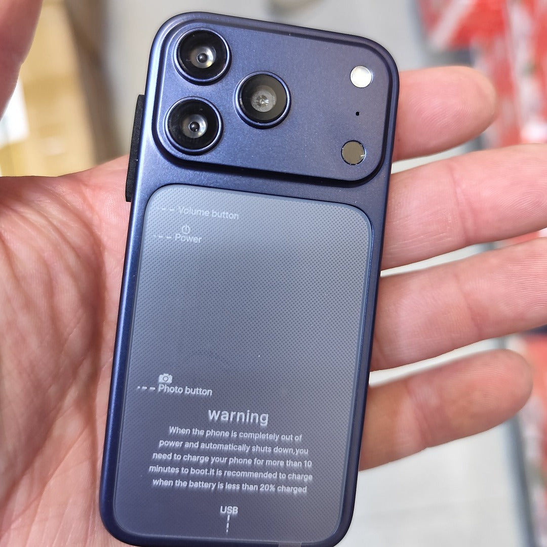 Mini telefon 17Pro teget – poleđina sa trostrukom kamerom u ruci