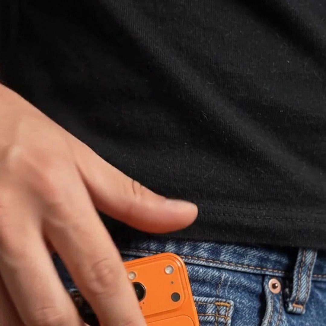 Narandžasti mini telefon staje u džep farmerki