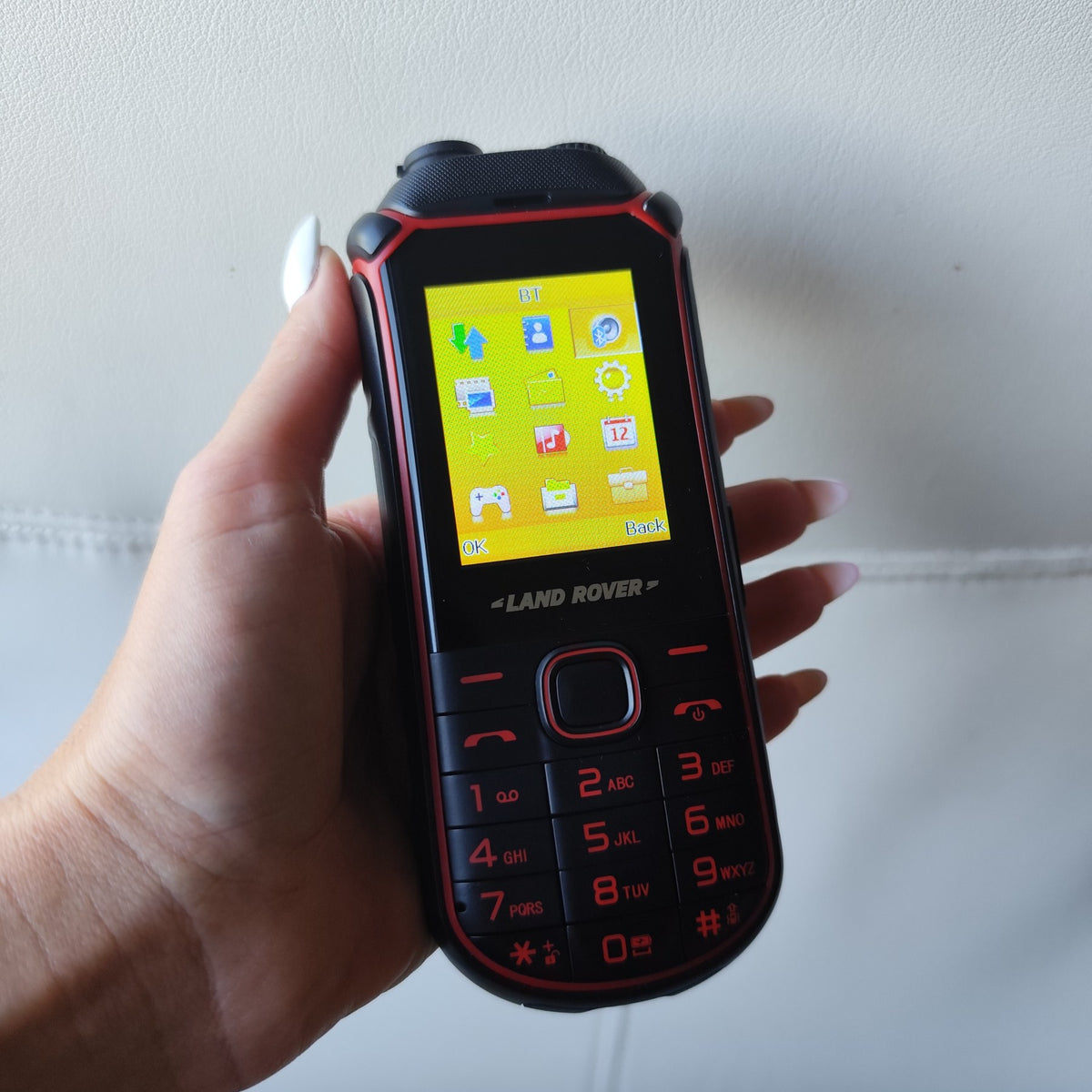 Robusni Land Rover mobilni telefon Dual SIM – Baterija 10.000 mAh, snažan zvučnik i odličan signal za nepristupačne terene